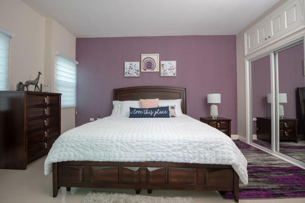 The Crimson Apartment Kingston Bagian luar foto